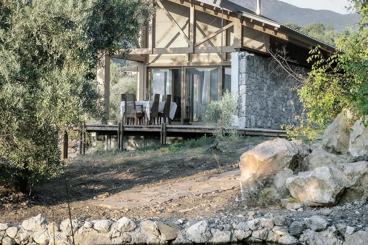 Çift Yüzlü Ev, uygulama fotoğrafı