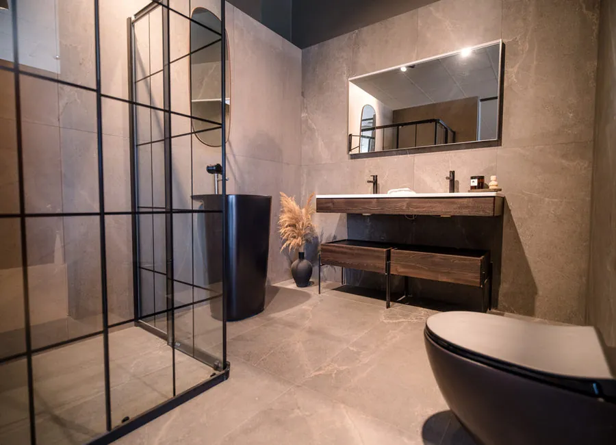 Mağaza banyo sergisi: koyu tonlu uygulanmış banyo