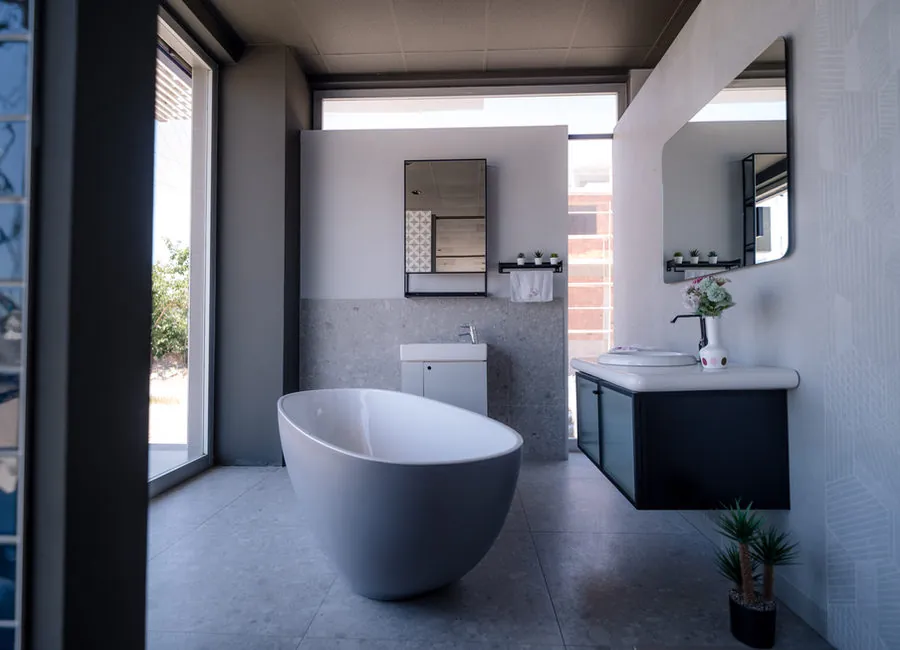 Mağaza banyo sergisi: küvetli açık tonlu banyo